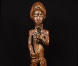 Statue Baoulé - Côte d’Ivoire - Époque non précisée (Dimensions : 52 × 12 cm - Matériaux & patine : Bois dur, fibres végétales, belle patine naturelle ancienne - Provenance : Ancienne collection privée belge)