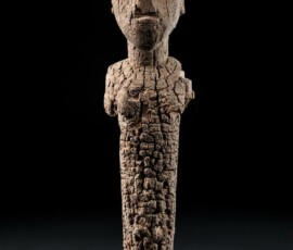 Statue Bateba Lobi - Burkina Faso - Début du XIXᵉ siècle (Dimensions : non précisées - Matériaux & patine : Bois dur, traces de libation - Provenance : Collectée in situ)