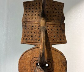 Masque Gouronsi - Burkina Faso - Début du XXᵉ siècle (Dimensions : 85 × 37 cm - Matériaux & patine : Bois dur, patine d’usage, traces de portage - Provenance : Collecté in situ)