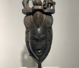 Masque Yaouré - Côte d’Ivoire - Début du XXᵉ siècle (Dimensions : 44 × 17 cm - Matériaux & patine : Bois dur, belle patine d’usage, traces de portage - Provenance : Ancienne collection privée française)
